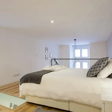 Iconic Tram Views & Loft Living - Loft In Bica Lägenhet